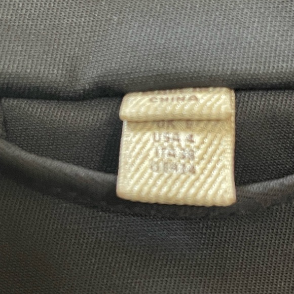 Elegant black fabric with tan label detail. Classic Burberry style. - Picture 2 of 3